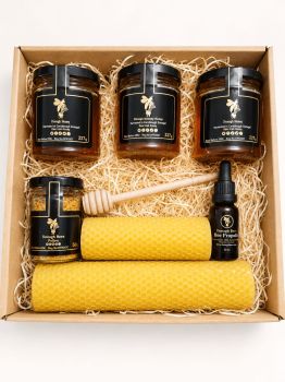A very special Donagh Bees gift set which is beautifully presented and bursting full of Inishowen honey, beeswax candle and bee products.This gorgeous honey gift box is a treat for kids and honey lovers and includes a great collection of the best of Donagh Honeys and bee products.It makes a great gift for any special occasions.The hand crafted candle will be a beautiful addition to your dining table.The products are presented on a bed of wood wool in cardboard gift box.
The gift box includes:1 x 227g Donagh Wildflower Honey1x 227g Donagh Heather Honey1 x 227g Donagh Spring Honey1 x Wooden Dipper1 x Hand rolled beeswax tall and short dinner candles1 x 50g Donagh Bee Pollen1 x 20ml Donagh Bee Propolis dropper