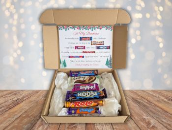 Introducing our Beautician Christmas Chocolate Poem Gift Box! Packed with six delicious full-sized chocolate bars, it’s the perfect way to spread holiday cheer.