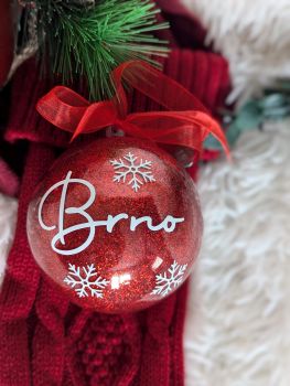 Celebrate the holidays with a beautiful 80mm personalized glitter bauble. This eco-friendly, glitter-filled ornament includes an organza ribbon and your choice of name with ''First Christmas 2024'' design. A perfect keepsake or thoughtful gift!