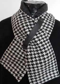 Ladies 100% wool Irish Tweed scarf.
Designed and handmade in Ireland.
