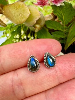 Labradorite Gemstone is used as a protection and strength stone. In many cultures, the use of this stone is believed to endow the owner with mystical powers and spiritual glory. It is also worn to arrest the effects of aging and empower the cleansing system of the body.