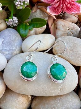 Oval Faceted Semi-precious Emerald Sterling Silver Earrings
Metal: Sterling Silver
Gem:&nbsp;Semi-precioue Emerald
Stone size: mm 9x 9mm
Birthstone: May