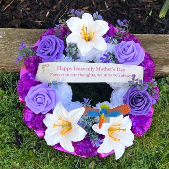 This Mother's Day round grave wreath is a lovely tribute for a special loved one.&nbsp;
