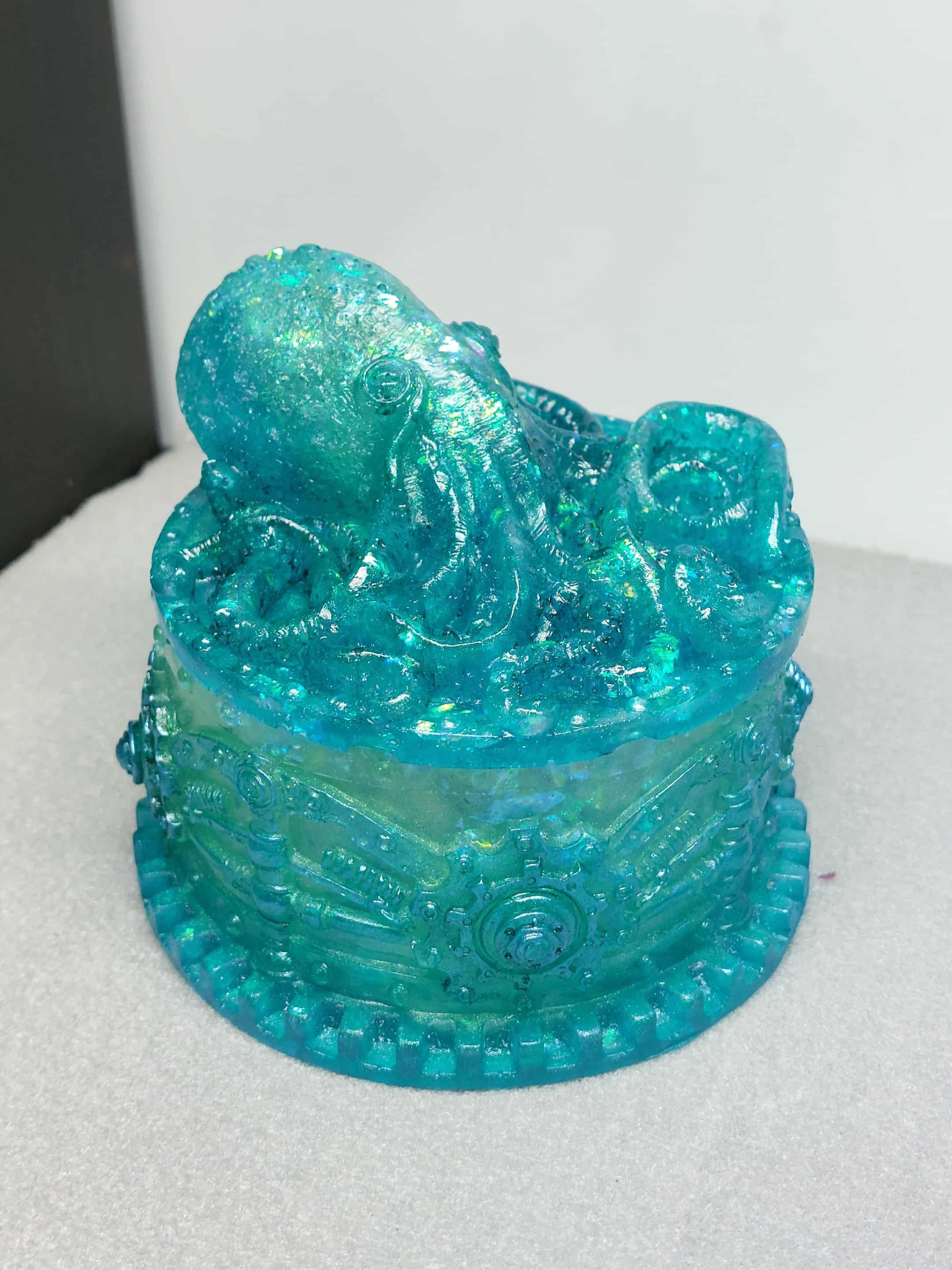 Steampunk Octopus trinkex Box - Ready 2 Ship or Custom Made - Detailed nautical boxtopus tentacles fantasy magic vintage victoran steampunk
Made from the finest resin and hand-painted with amazing mica powders and acrylics.
Boxtopus is a steam punk themed box, featuring an octopus on the lid with excellent detailing, along with gears and cogs.&nbsp;Steampunk-style, Victorian Art
Size:&nbsp;9x10 cm /&nbsp;Inside: 4x7,5 cm
🌟 Available as:&nbsp;Ready to Go &amp;&nbsp;Custom Made&nbsp;
🌟 Please allow for some color difference