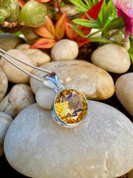 Brilliant round&nbsp;cut Citrine bezel set in Sterling Silver Necklace
Metal: Sterling Silver
Gem: Citrine(Grade: AAAAA)
Stone size: 11mm x 11mm
Birthstone: November