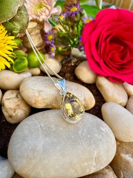 Pear cut Citrine bezel set in Sterling Silver Necklace
Metal: Sterling Silver
Gem: Citrine(Grade: AAAAA)
Stone size: 13mm x 9mm
Birthstone: November