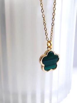 Presenting ELENA a beautiful gold tone framed pendant with a deep green centrepiece, which is suspended from a fine stainless steel chain in gold. A gorgeous dainty pendant, perfect for all seasons, so versatile and elegant. Elevate your style with this lovely piece&hellip; Arrives in a pretty organza bag..
Free Shipping!