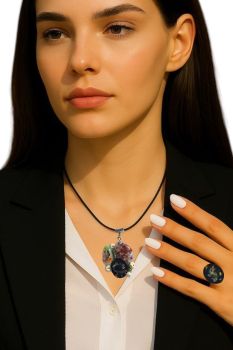Botanical pendant (5x4 cm) on faux suede cords (50+5 cm) with matching adjustable ring. Handmade with real flowers in clear epoxy resin.