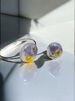 Elegant handmade set: bracelet and ring with real pressed flowers, adjustable size, lightweight and unique – made in Ireland.