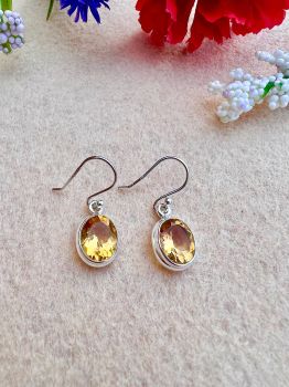 Brilliant oval&nbsp;cut Citrine bezel set Sterling Silver Earrings
Metal: Sterling Silver
Gem: Citrine(AAAA)
Stone size: 10mm x 8mm
Birthstone: November