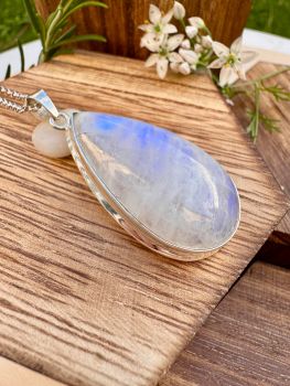 High polished natural Rainbow Moonstone bezel set in Silver NecklaceMetal: Sterling SilverGem: Rainbow MoonstoneMoonstone dimension: 40mm x 21mm
Birthstone: June
