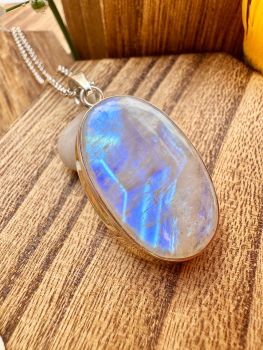LargeRainbow Moonstone bezel set in Silver NecklaceMetal: Sterling SilverGem: Rainbow MoonstoneMoonstone dimension: 31mm x 19mm
Birthstone: June