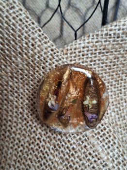 Handmade brooch with real dried flowers and golden shimmer – part of the Honey Glow, Amber Shadow series.