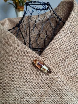 Handmade brooch with real dried flowers and golden shimmer – part of the Honey Glow, Amber Shadow series.