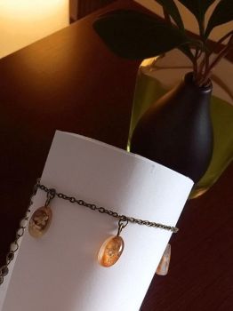 Delicate chain bracelet with resin pendants and dried flowers. Choose 17 cm (wrist) or 24 cm (ankle). Price per item.