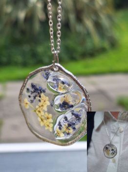 Elegant botanical necklace from the Shade Harmony collection. Real flowers in clear resin adapt to any outfit.