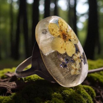 Oval resin ring with real dried flowers. Adjustable bronze base. Handmade and one-of-a-kind.
