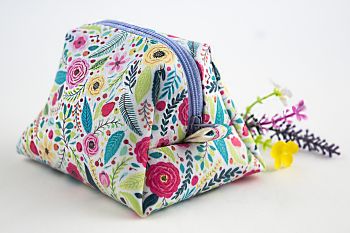 Handmade Cosmetic Bag. Beautiful vibrant floral patterned faux leather.
Made with love, unique, ideal and affordable handmade gift for Christmas, birthday, rthank you gift for teachers, etc.
Approx. size 19cm long x 13 cm wide x 13cm high.
To clean it just wipe with a damp cloth. Not machine washable.
Thanks for reading!