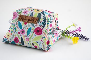 Handmade Cosmetic Bag. Beautiful vibrant floral patterned faux leather.
Made with love, unique, ideal and affordable handmade gift for Christmas, birthday, rthank you gift for teachers, etc.
Approx. size 19cm long x 13 cm wide x 13cm high.