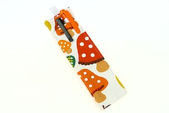 Penholder for lanyard, handmade gift idea for school.
Surprize your child, a teacher or yourself with this practical cute gift.
Made from vibrant colors patterned polyester fabric,&nbsp; this penholder is to be used with a&nbsp;lanyard (not included).
It holds 2-3 pens or pencils.
Handy for books teachers, office workers etc.