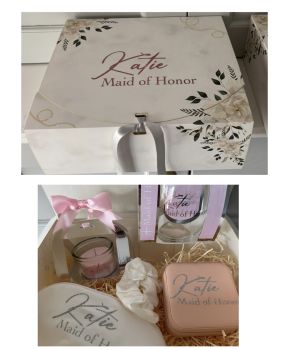 Personalised Bridesmaid Box
A beautifully presented personalised Box.&nbsp; Includes the following
&middot;&nbsp;&nbsp;&nbsp;&nbsp;&nbsp;&nbsp;&nbsp;&nbsp;&nbsp;Personalised Candle in a handmade box
&middot;&nbsp;&nbsp;&nbsp;&nbsp;&nbsp;&nbsp;&nbsp;&nbsp;&nbsp;Personalised Wine glass in a handmade box
&middot;&nbsp;&nbsp;&nbsp;&nbsp;&nbsp;&nbsp;&nbsp;&nbsp;&nbsp;Personalised Jewellery box
&middot;&nbsp;&nbsp;&nbsp;&nbsp;&nbsp;&nbsp;&nbsp;&nbsp;&nbsp;Personalised Sleep Mask
Suitable for Bides/Bridesmaids/Maid of Honor/Mother of the Bride
Presented in hamper straw, ready for gifting.