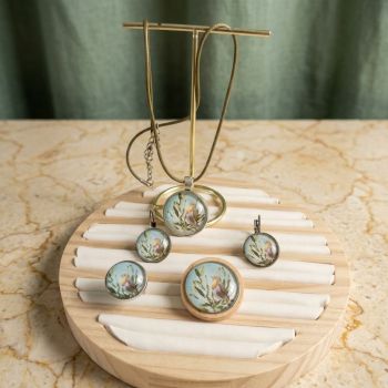 Coordinated jewellery set .