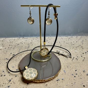 Coordinated cabochon jewellery set .