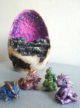 There is a couple of options:
💎 The Dragon Egg Geode (it lights up) + 4 Dragonlings (one color of each, random pose) - The price for this one is more elevated due to shipping difference.
💎 Or choose your own baby dragon
This Crystalline Egg is a fantasy lovers dream! The inside wall of this cracked egg is covered in small pink and purple crystals, forming the most perfect place for a hatchling gathering.
These pieces are cast in the finest resin before being expertly hand-painted and will make you fall in love over and over again!
The light of the geode can be switched on using the small flick switch at the bottom right-hand side of the egg. Requires 2 x AA Batteries (not included).