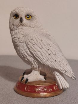 Known for their knowledge, wisdom and perspicacity.
The owl is also recognised as a symbol of the Greek goddess Athena, meaning you can own your own piece of mythology with this product.
Cast in the finest resin before being expertly hand-painted, this owl will look great on any book shelf or mantle.