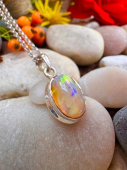 Oval Opal Cabochon bezel set in Silver Necklace&nbsp;
Metal: Sterling Silver&nbsp;
Gem: Genuine Ethiopian Opal
Stone Size: 13mm x 19mm
Birthstone: October
&nbsp;