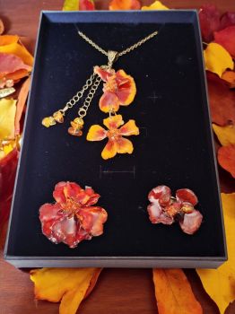 Elegant floral jewelry set handcrafted with resin and real amber. Includes an adjustable ring, a brooch, and a 58 cm necklace.