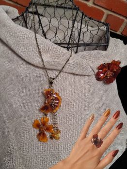 Elegant floral jewelry set handcrafted with resin and real amber. Includes an adjustable ring, a brooch, and a 58 cm necklace.