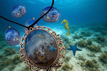 Ocean-inspired pendants with starfish, shells & waves inside epoxy resin. Pick your pendant (1–5) for a unique handmade treasure.