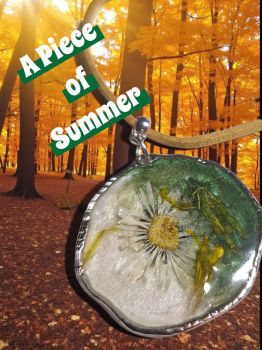Handmade resin pendant with a real daisy flower inside. Choose from 3 sizes. Price per pendant.