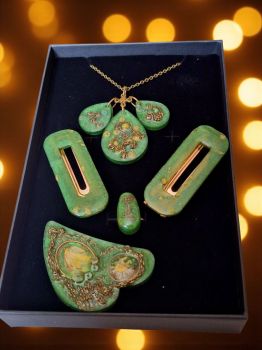 A magical, nature-inspired resin jewelry set with real dried flowers, volcanic stones, and a bronze chain — beautifully gift-boxed.