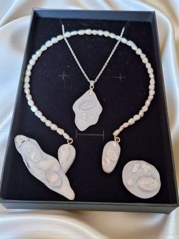 Choker, pendant, ring & brooch in resin with pearls & shells. Comes in elegant gift packaging.