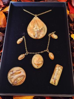 Handmade boho-style jewelry set with real dried flowers in warm amber tones. Includes pendant, ring, bracelet or anklet, and two brooches.