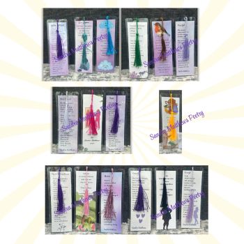 Choose from a selection of Poetry Bookmarks from Irish Poet Sandra Matthews&nbsp;
6" x 2", one side glossy, one side matte, 400 gsm.
Each bookmark comes in a transparent PVC holder, with rounded corners and tassle.
You can remove bookmark from holder if you wish, as it is left open.
Tassle colours may vary.
&nbsp;