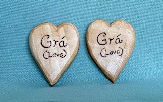 A wooden heart fridge magnet with Gr&aacute; (Love) burned into the wood. Oiled.&nbsp;Completely handcarved from one piece of maplewood using only handtools (whittling knife, gouges).&nbsp;Individual variations in wood, shape and texture will occur. Approximatey 7x5 cm in size, varying thickness.&nbsp;