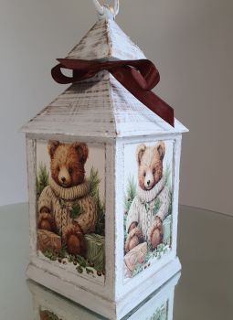 


Beautiful Christmas Lantern Bear
&nbsp;
Led Candle integrated, battery operated
&nbsp;
Hand paintted and decorated with decoupage techniques&nbsp;
&nbsp;
3D snow effect


&nbsp;
Lantern size: 25.5cm x 10 cm


