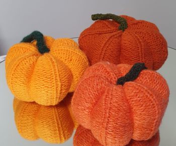 🎃🍂&nbsp;Handmade Knitted Pumpkins &ndash; Cozy Up Your Fall Decor!&nbsp;🍂🎃
Bring the warmth of autumn into your home with these adorable,&nbsp;hand-knitted pumpkins! Each one is carefully crafted with love and detail, making them the perfect addition to your:
✨ Fall-themed home decor✨ Cozy shelf styling✨ Seasonal gifts
🧶 Available in a variety of rich autumn colors and textures🎁 Soft, squishy, and safe
🌿 Eco-friendly &amp; reusable for years to come
Size 18-22cm diameter
📦 Limited stock &ndash; grab yours before the pumpkin patch is picked clean!