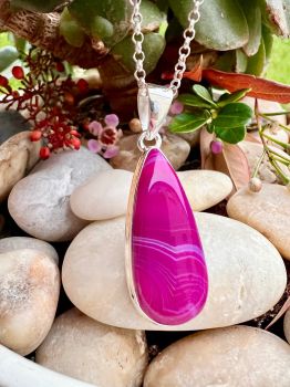 Pink Hues pear drop&nbsp;Botswana Agate Sterling&nbsp;Silver Necklace
Metal: Sterling SilverGem: Natural Botswana AgateAgate Size: 30mm x 13mm
Setting: Bezel Set