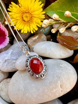 Faceted&nbsp;Red Agate Marcasite Halo Sterling Silver Necklace
Metal: Sterling Silver
Gem: Red Agate, Marcasite
Bezel Setting
Agate dimension: 10mm x 8mm
&nbsp;