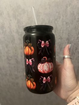Sip in style this spooky season with our black Halloween Libby glass jar! Featuring adorable pink and orange pumpkins with big bows, a clear straw, and eco-friendly design, it&rsquo;s perfect for drinks on the go.
&nbsp;
