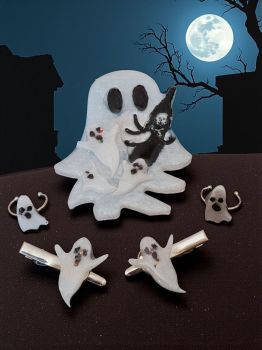 Spooky-cute ghost brooch with 2 matching rings and hair clips &ndash; handmade in shimmering resin.