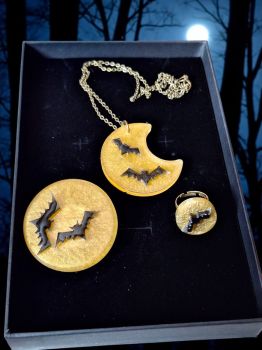 Gothic bronze-style resin jewelry set with moon &amp; bats: brooch, pendant necklace, adjustable ring.