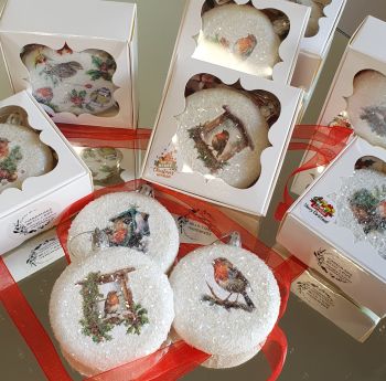 
These handmade ornaments are lovingly decorated with d&eacute;coupage designs and finished with a shimmering 3D snow effect  Each one comes beautifully presented in a festive gift box, ready to give or treasure for yourself.


 Perfect as a thoughtful gift or a special keepsake for your tree.
 Handmade with care, each ornament is one of a kind.
&nbsp;

ormanet size 8cm/1.5 cm
box size 9.5cm/9.5cm/4cm
two similar desins on both sides
&nbsp;

