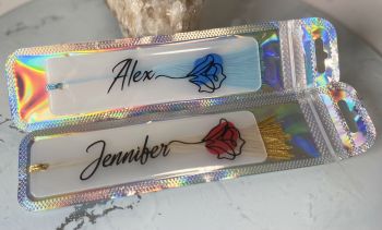 Personalised Bookmark with Tassle &amp; Rose Detailing&nbsp;
Please include Name for Bookmark &amp; Colour of Tassle.&nbsp;Tassle Available in Red - Pink - Purple - Green &amp; Gold if not stated random colour will be allocated .