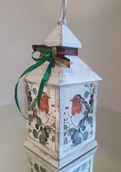 


Beautiful Christmas Lantern Robin&nbsp;
&nbsp;
Led Candle integrated, battery operated
&nbsp;
Hand paintted and decorated with decoupage techniques&nbsp;


&nbsp;
Lantern size: 25.5cm x 10 cm


