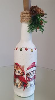 

Beautiful Christmas Glass bottle - Lantern&nbsp;
&nbsp;
Glass bottle, hand painted and decorate with decoupage techniques&nbsp;
&nbsp;
3D snow effect
&nbsp;
Cap with LED lights included&nbsp;


&nbsp;

Size of the botthe 600ml
